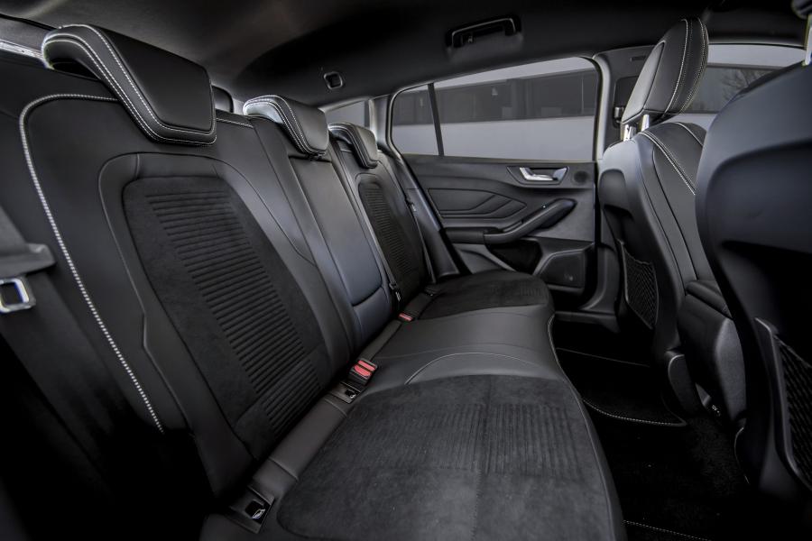 Интерьер Ford Focus ST Estate 2019 года  (WW) (фото 6 из 40)